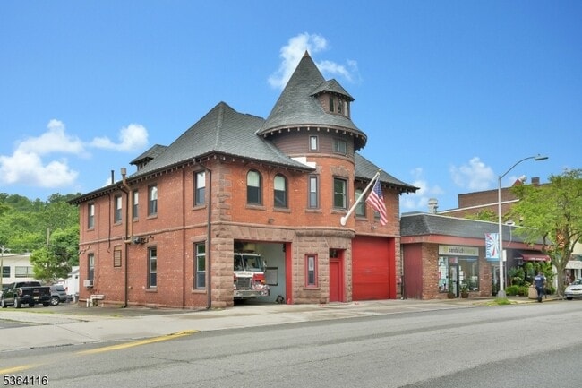 Building Photo - 530 Valley Rd