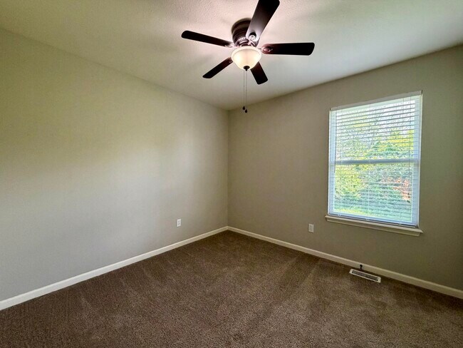 Building Photo - 1204 Louisville Dr