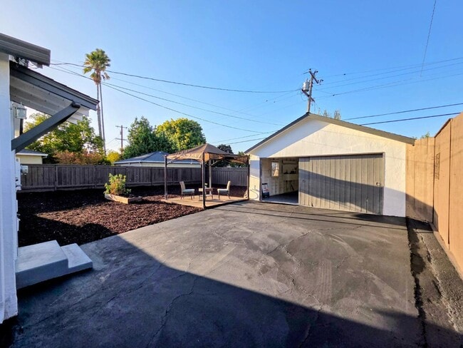 Building Photo - 3523 Kirkwood Dr