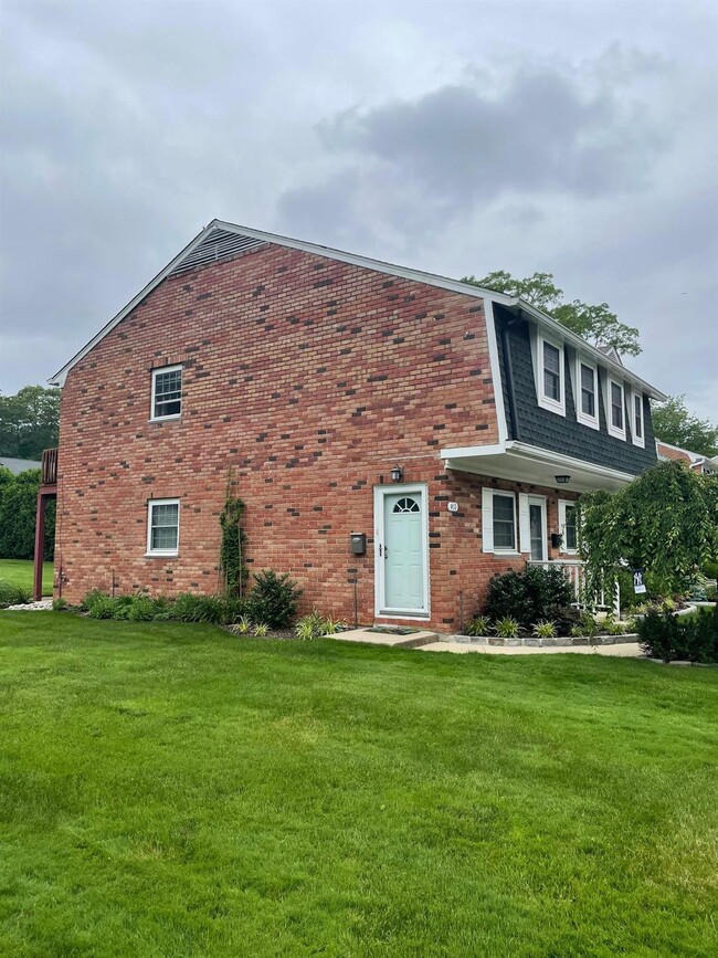 Building Photo - 451 Village Dr