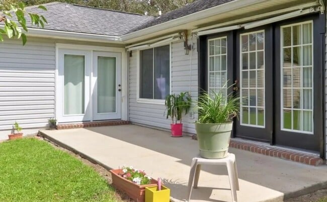 Building Photo - Charming 3 Bed / 2 Bath Home with Split Fl...