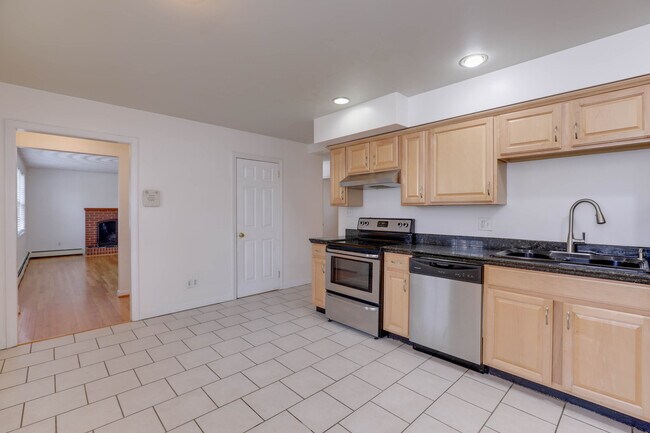 Building Photo - 1403 Hawthorne Dr