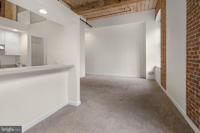 Building Photo - 303 Vine St