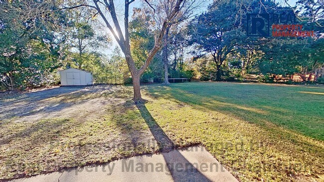 Building Photo - Updated 3 BD/2BA Home w/Spacious Rooms and...