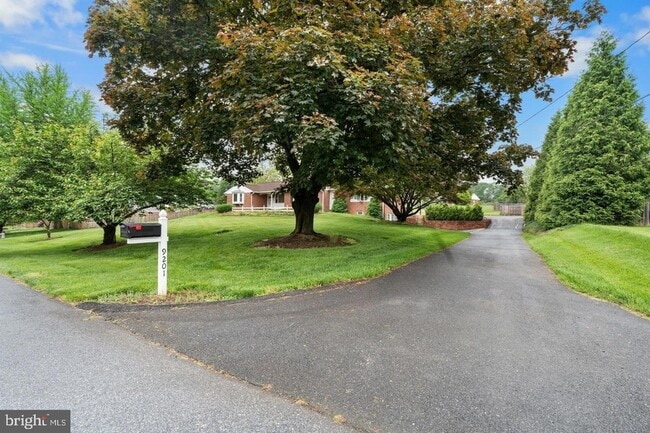 Building Photo - 9201 Rosemont Dr