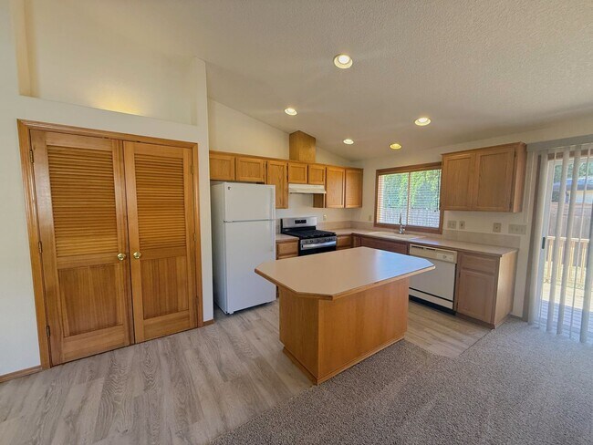 Building Photo - Updated 3B/2Ba Ranch in Five Corners!