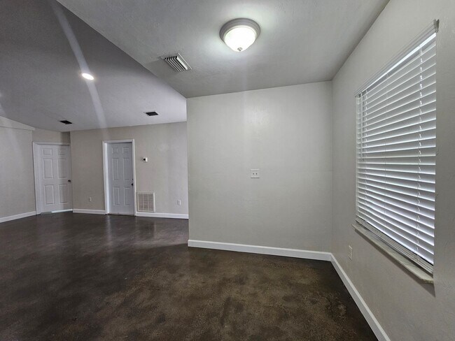 Building Photo - 3/2 Home in Palm Grove