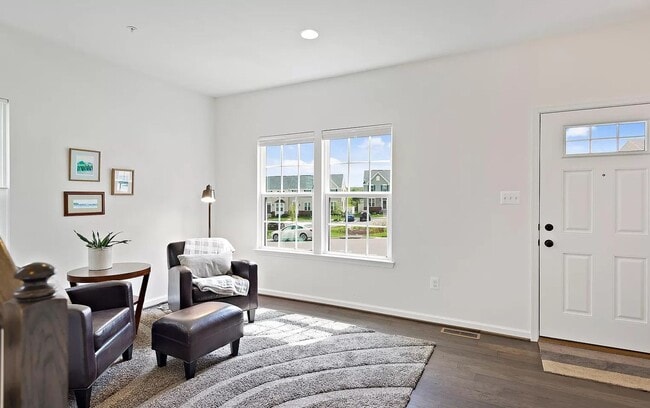 Building Photo - Beautifully maintained SFH in convenient F...