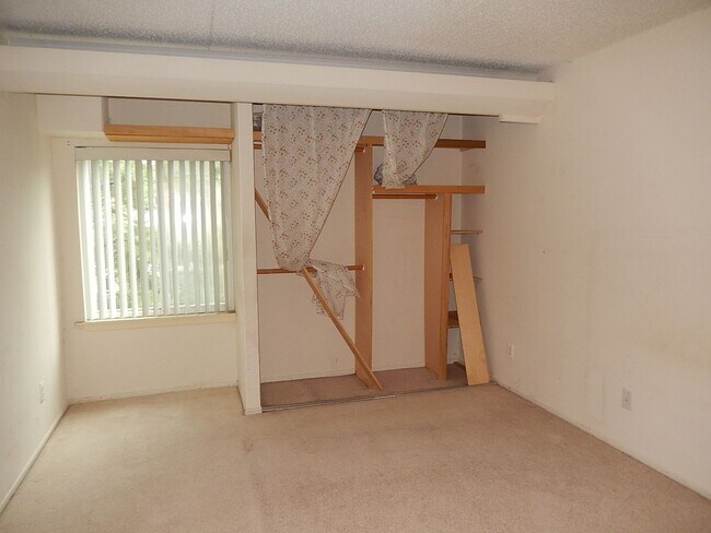 Building Photo - Charming 1 Bedroom 1 Bathroom Condo In Much Sought After EOS-21