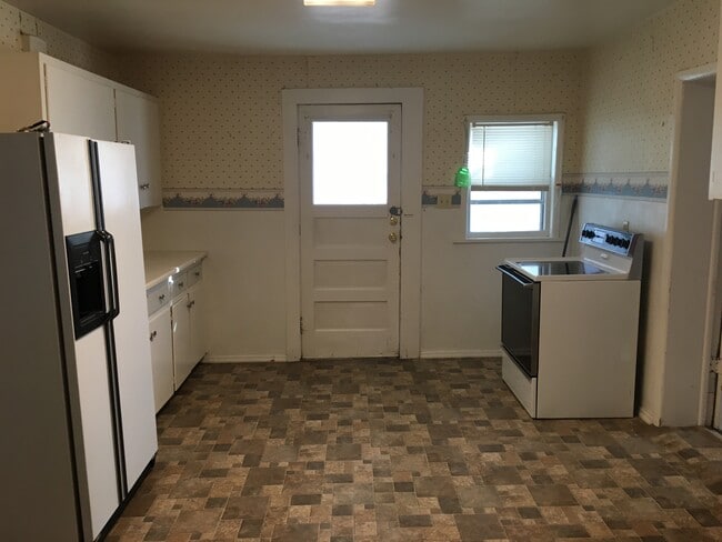 Kitchen & Entry - 709 9th Ave SW