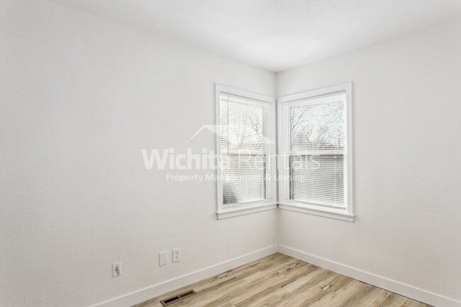 Building Photo - 3 bedroom 1 bath home - North Riverside