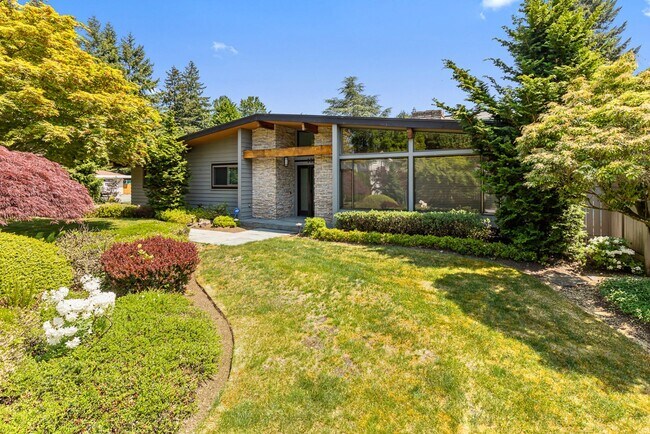 Primary Photo - Beautiful West Facing Houghton Home with p...