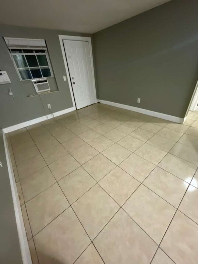 Building Photo - Palm River 2/1 Duplex- Move-In Ready! Apply FOR FREE today!