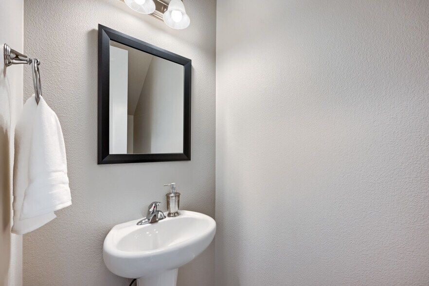 Building Photo - 2614 Waterlily Dr