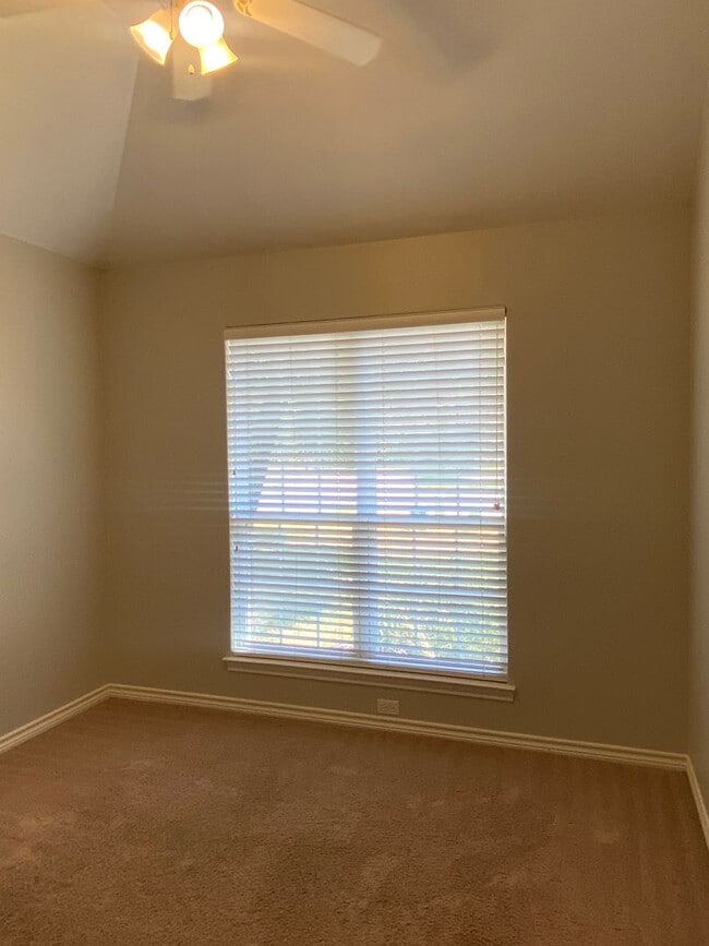 Building Photo - 4 BEDROOM IN RED ROCK, BELTON ISD