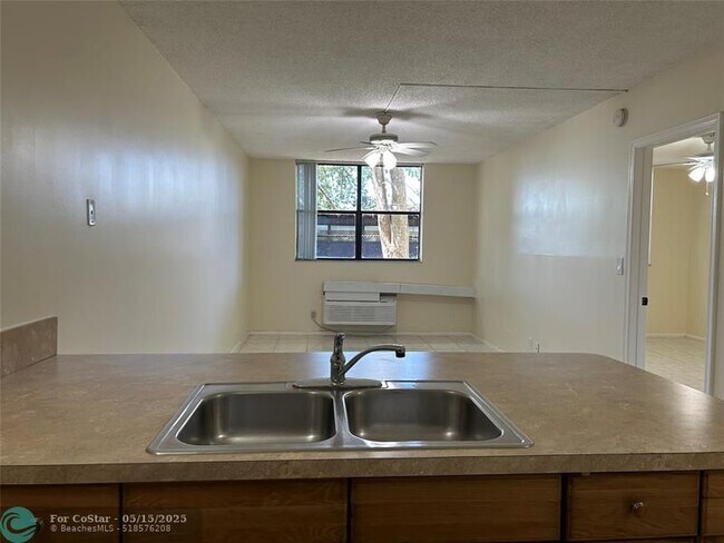 Building Photo - 2401 Riverside Dr