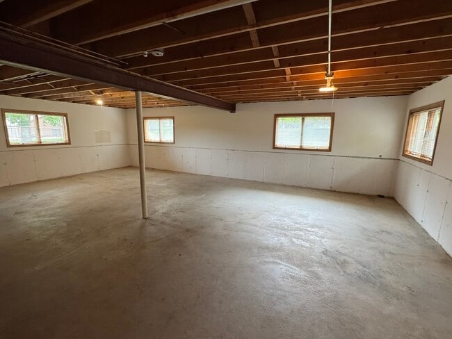 Building Photo - 881 Glenmore Ct