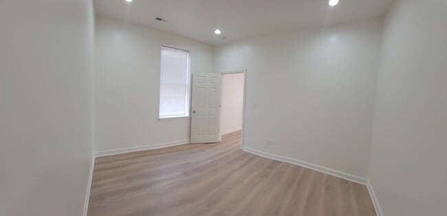 Building Photo - 3840 W Roosevelt Rd