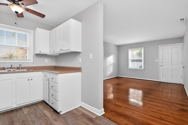 Building Photo - Spring Rent Special on this Adorable Two Bedroom Apartment Near Cotswold!