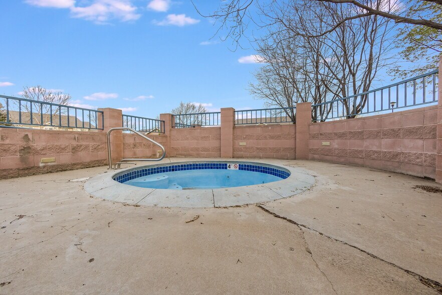 Building Photo - 1601 Great Western Dr