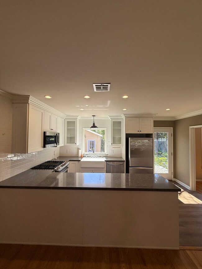 Building Photo - Beautiful, Ranch-Style, 4 Bedroom, 2 Bathroom Northridge Home Available For 1 Year Lease