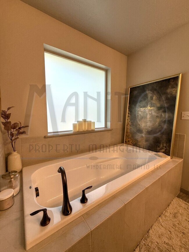 Building Photo - Spacious Eagle Ridge Home