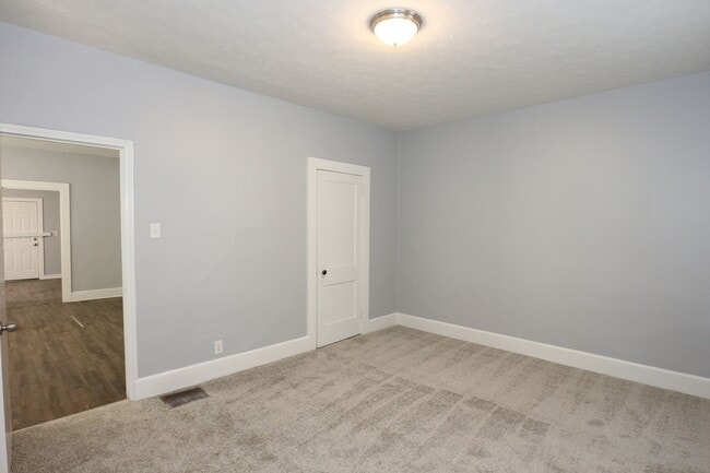 Building Photo - 2 Bedroom Indianapolis House!