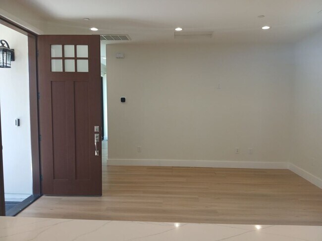 Building Photo - 523 Lancaster Way