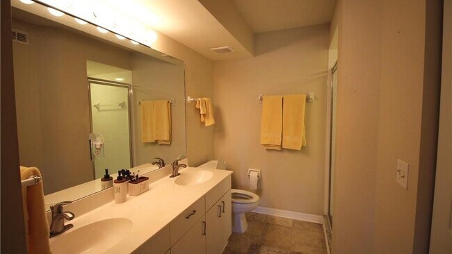 Building Photo - 273 Robin Hood Cir