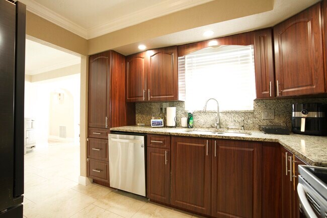 Building Photo - 2836 SW 4th Ct