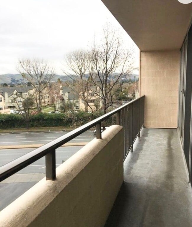 Building Photo - Recent Rent Decrease on this Gorgeous One ...