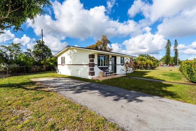 Building Photo - 15200 Railroad Dr