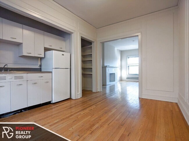 Building Photo - 1025 Dempster St