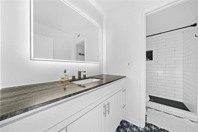 Building Photo - 52 Chaumont Square NW