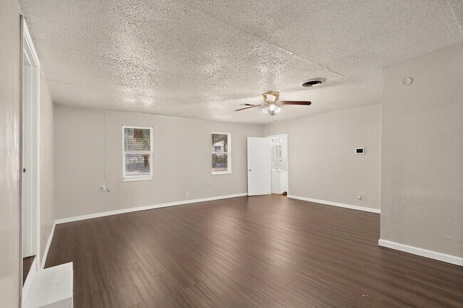 Building Photo - 937 Cleardale Dr