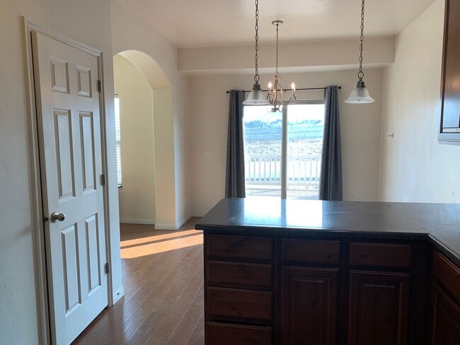 Building Photo - Riverton Townhome with Large Floorplan