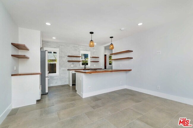 Building Photo - 326 4th Ave