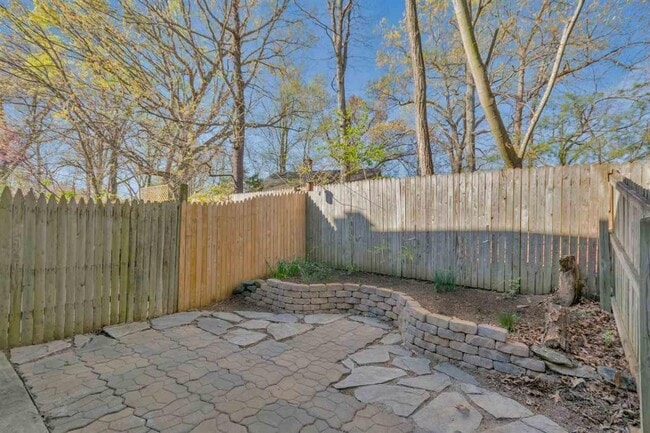 Building Photo - 2 Bedroom Condo at Garden Court!