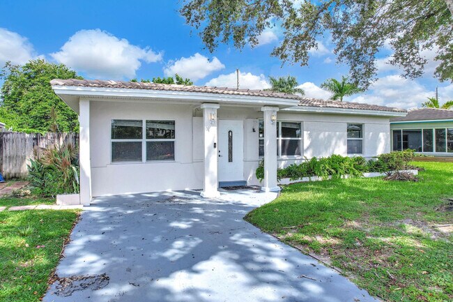 Building Photo - 261 NE 45th St