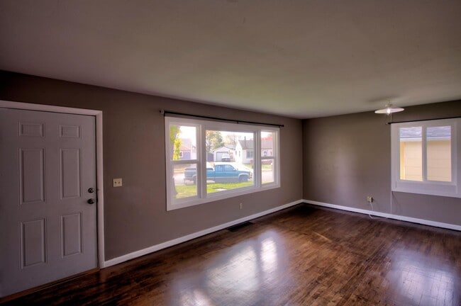 Building Photo - 33 Marshall Dr