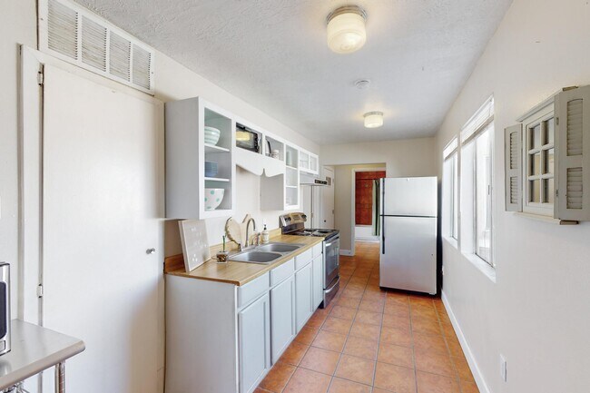 Building Photo - 1613 Morningside Dr NE