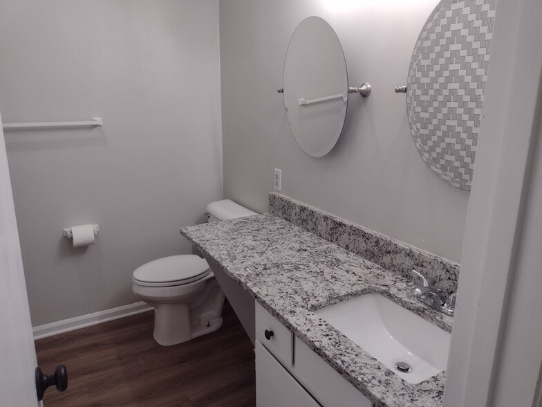 Building Photo - 1628 Cedarview Ct