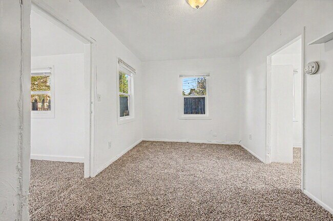 Building Photo - "Charming 1-Bed 1 bath in Englewood – Cozy 400 Sq Ft Living!"