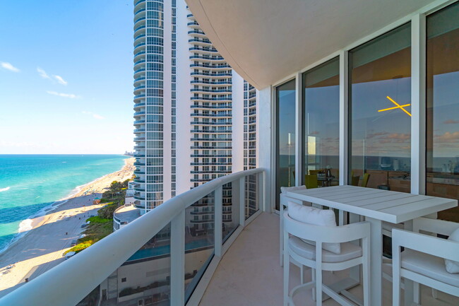 Building Photo - 16001 Collins Ave