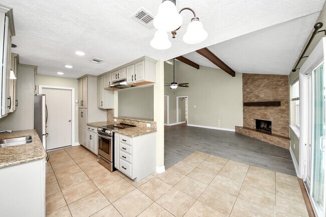Building Photo - 1104 N Heron Dr