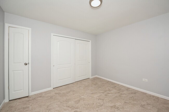 Building Photo - 4702 S Avers Ave