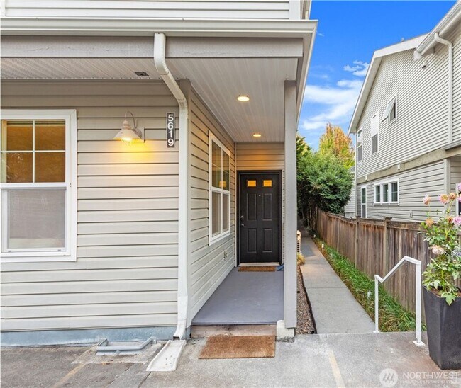 Building Photo - Spacious 3bd/3ba Townhouse