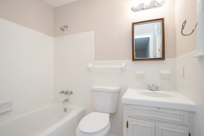 Building Photo - Brentwood Oasis: Newly Renovated 3 Bed, 2 ...