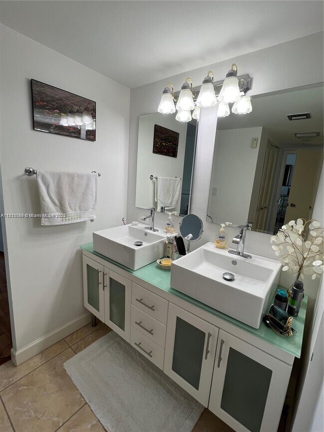 Building Photo - 3625 N Country Club Dr
