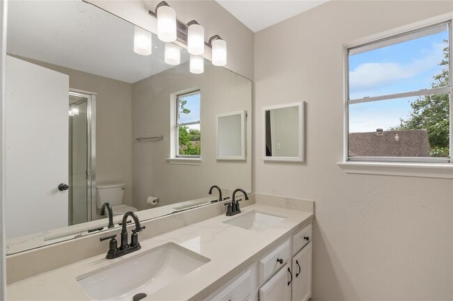 Building Photo - 4807 Shadowdale Dr